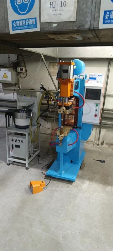 螺母输送机配套座式点焊机使用场景